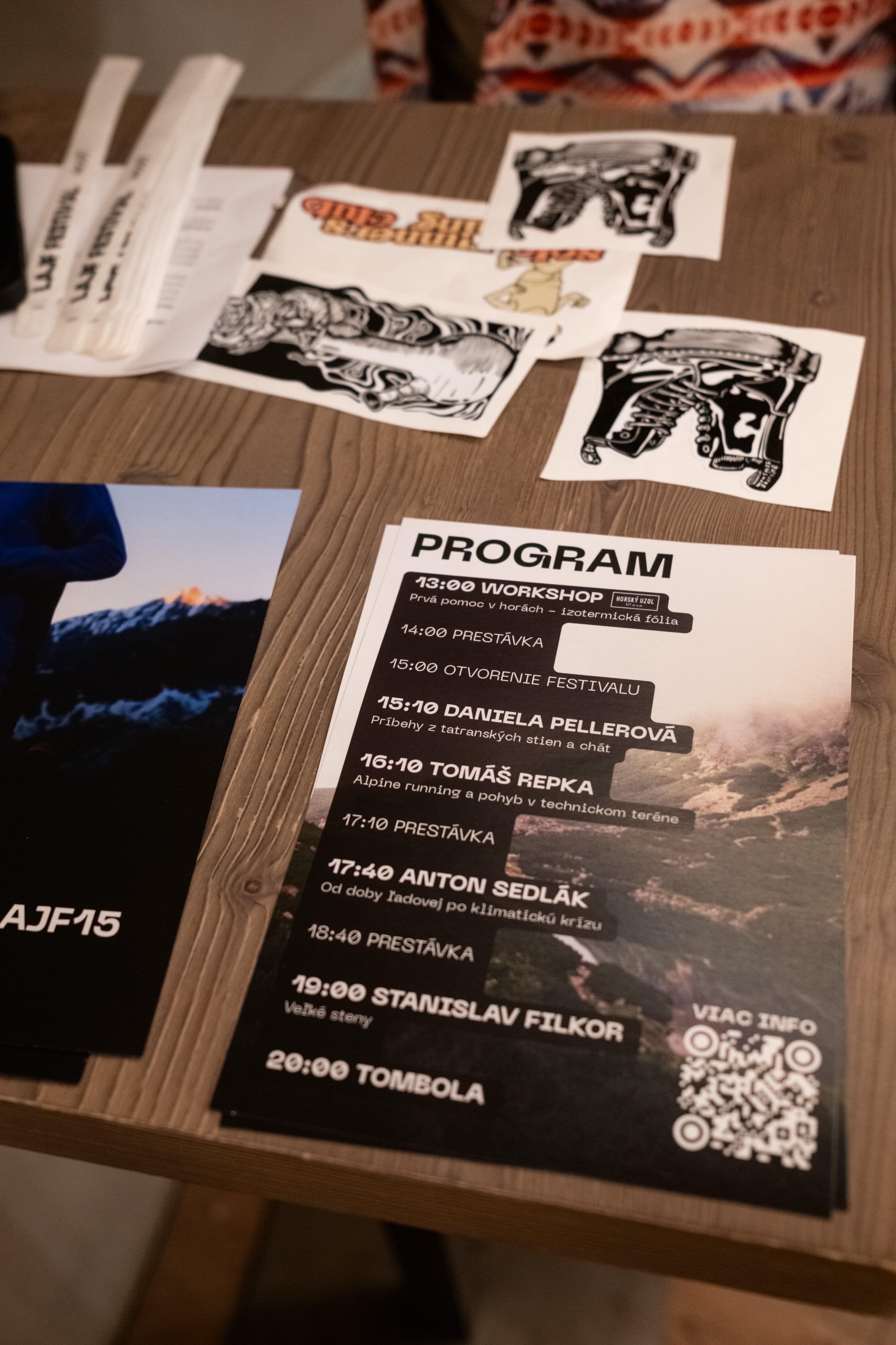 Program LAJF Festivalu položený na stole.