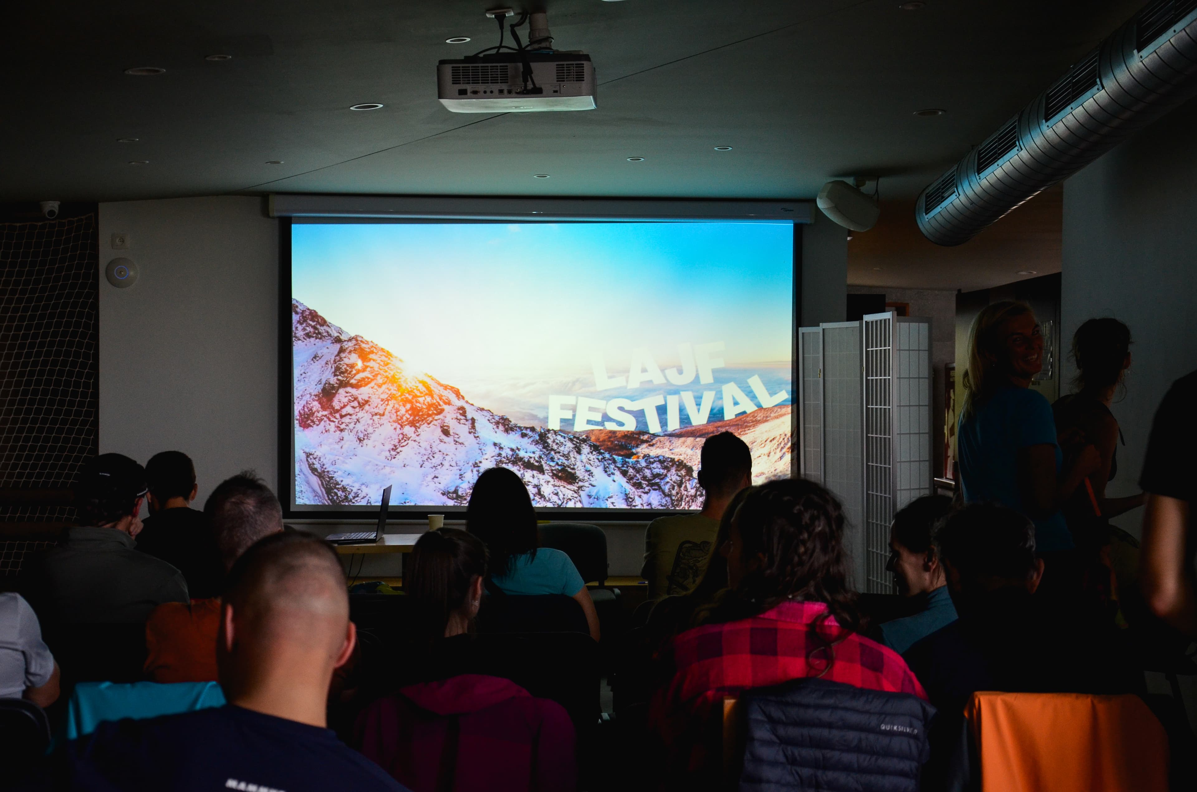 Premiéra LAJF Festivalu na Sliezskom dome s publikom pred úvodnou projekciou.